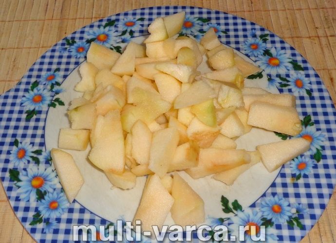 Шоколадна шарлотка з яблуками в мультиварці
