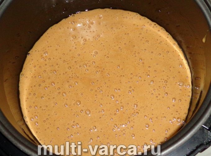 Шоколадна шарлотка з яблуками в мультиварці