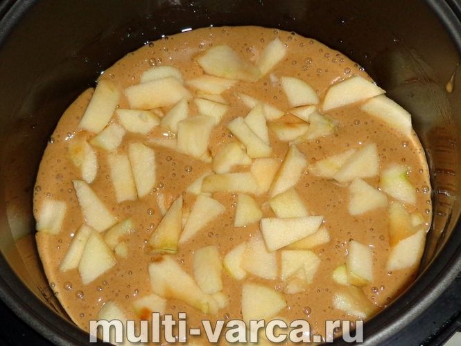 Шоколадна шарлотка з яблуками в мультиварці