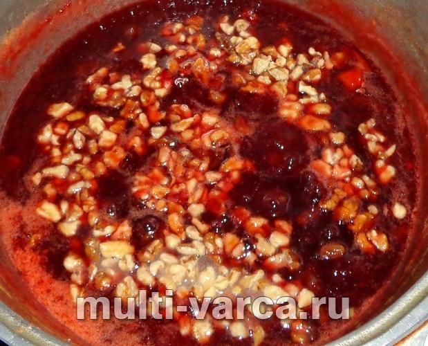 Сливовий джем із родзинками та волоськими горіхами