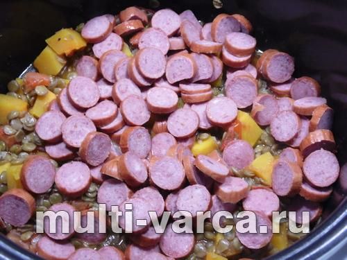 Сочевиця з гарбузом і мисливськими ковбасками