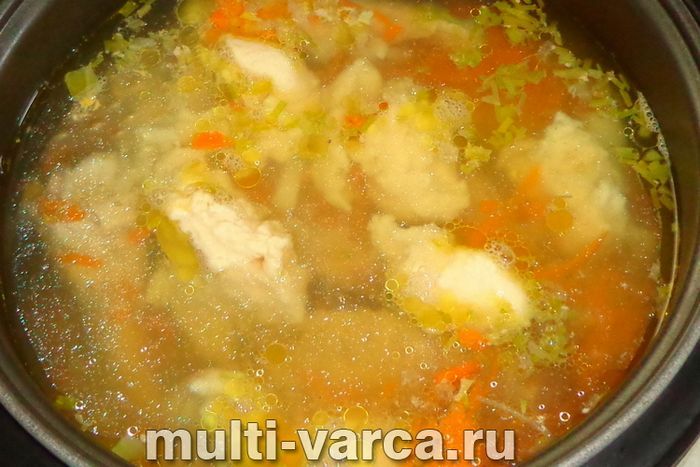 Суп із галушками та куркою в мультиварці
