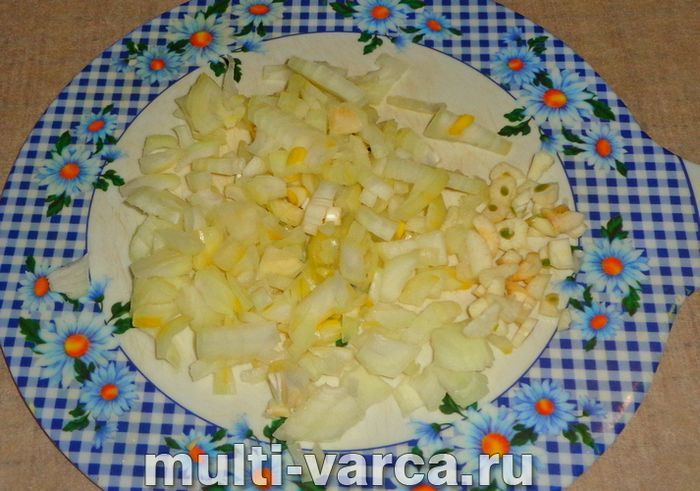 Суп із галушками та куркою в мультиварці