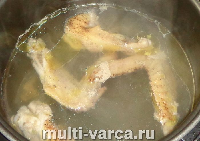 Суп із галушками та куркою в мультиварці