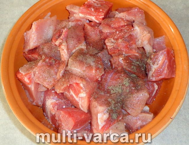 Свинина в червоному вині в мультиварці