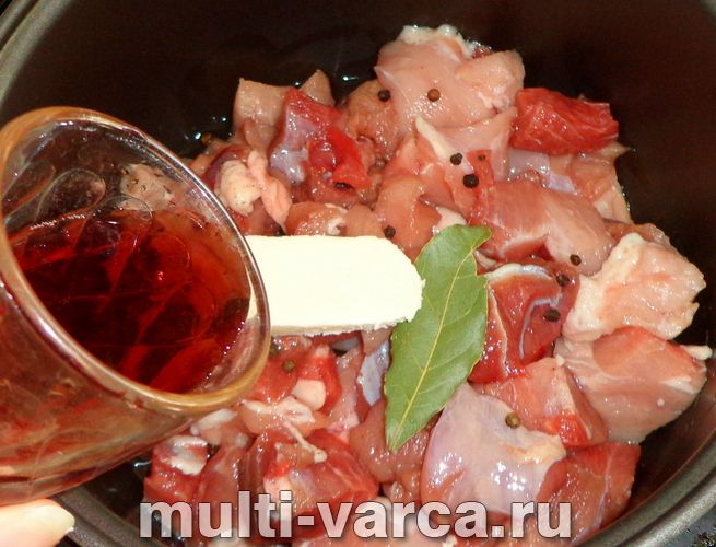 Свинина в червоному вині в мультиварці