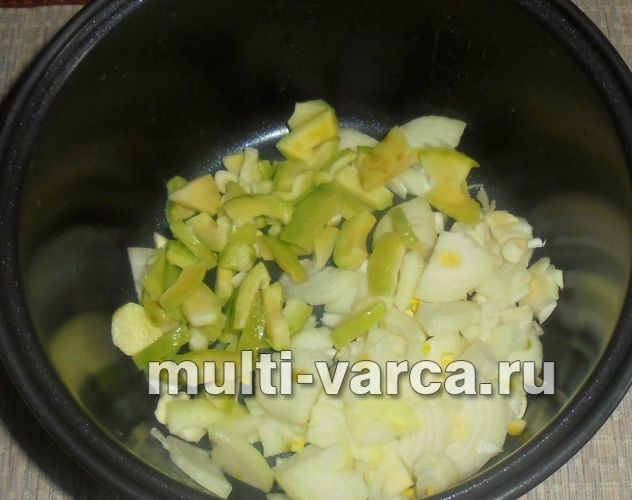 Тушкована цибуля з кабачком у мультиварці