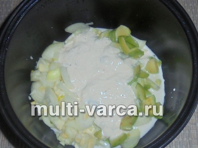 Тушкована цибуля з кабачком у мультиварці