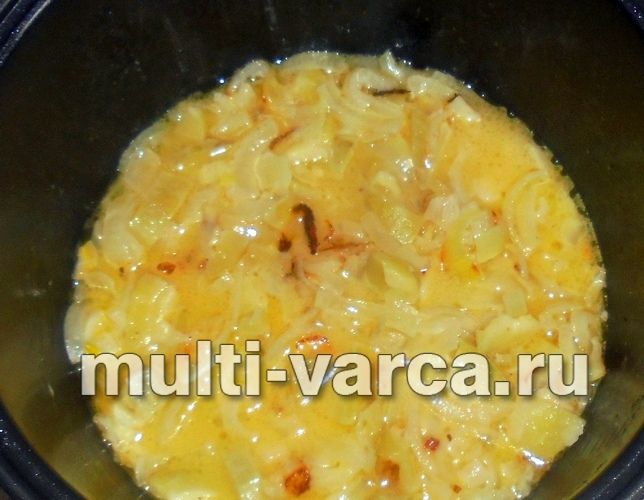 Тушкована цибуля з кабачком у мультиварці