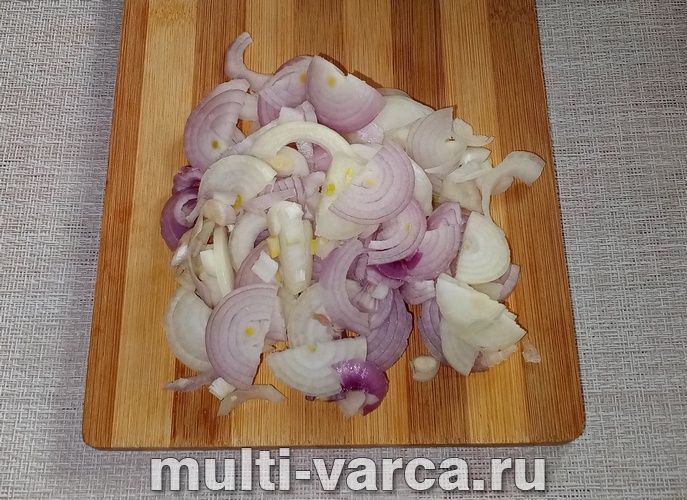 Тушкована свинина в цибулі