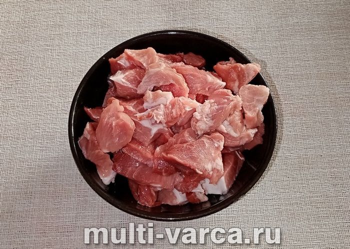 Тушкована свинина в цибулі