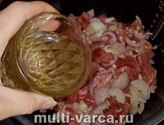 Тушкована свинина в цибулі