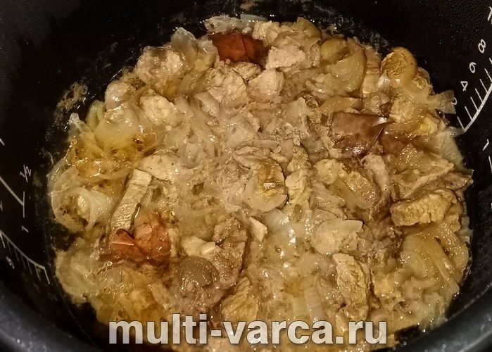 Тушкована свинина в цибулі
