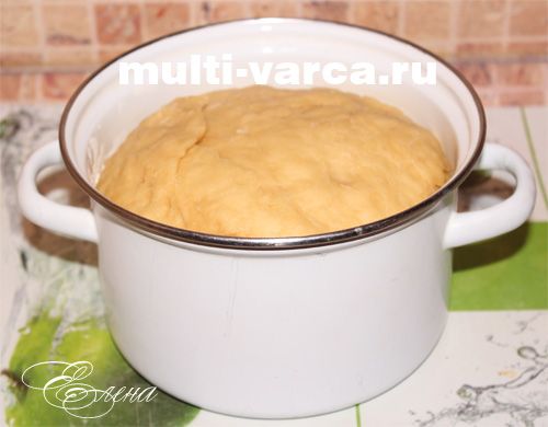 Великодня паска з родзинками в мультиварці