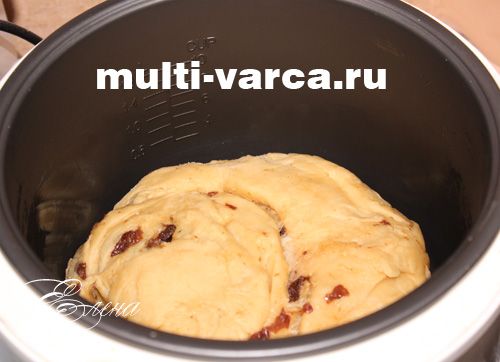 Великодня паска з родзинками в мультиварці