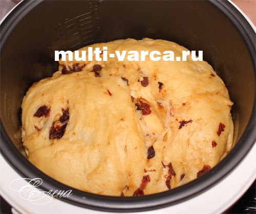 Великодня паска з родзинками в мультиварці