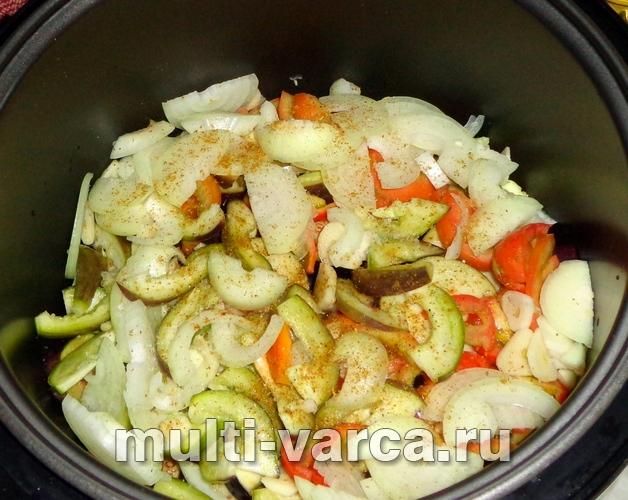 Баклажани з овочами в мультиварці