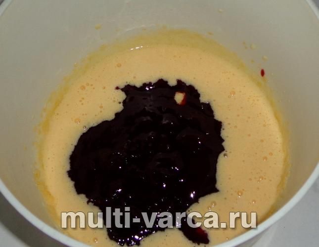 Бісквіт із варенням у мультиварці