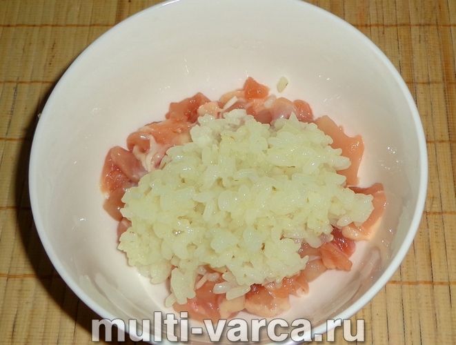 Фаршировані кабачки з куркою в мультиварці