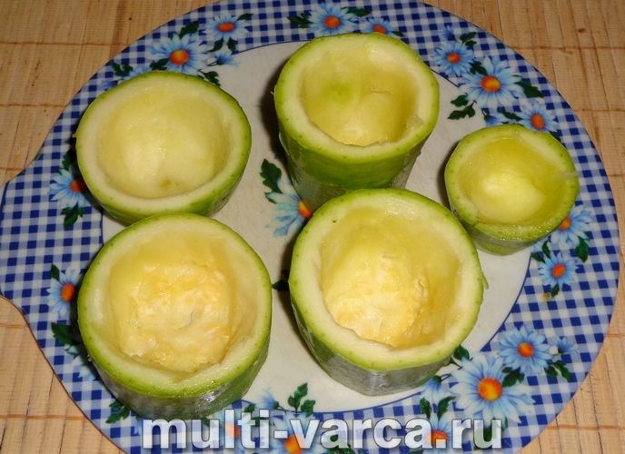 Фаршировані кабачки з куркою в мультиварці