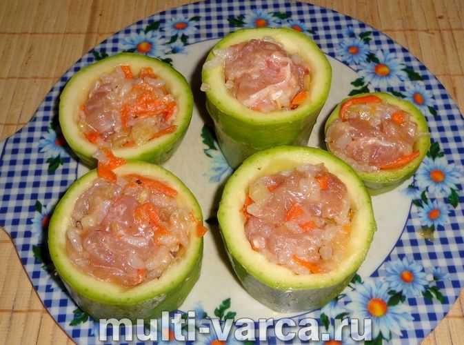Фаршировані кабачки з куркою в мультиварці