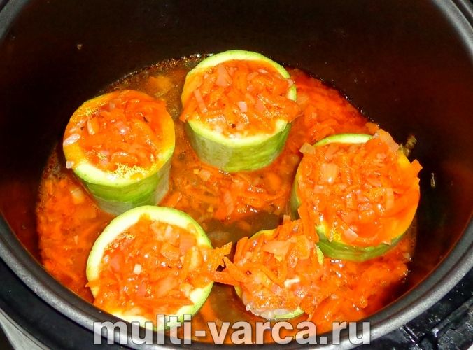 Фаршировані кабачки з куркою в мультиварці