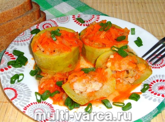 Фаршировані кабачки з куркою в мультиварці