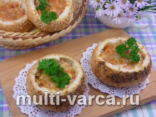 Гарячі бутерброди з булочок із рибним салатом