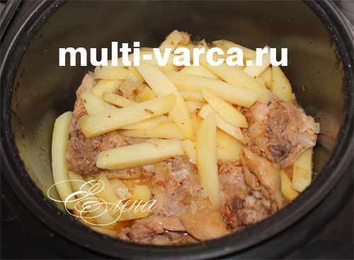 Як посмажити курячі стегенця з картоплею