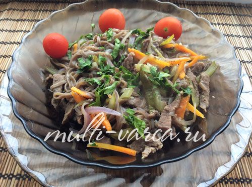 Яловичина з гречаною локшиною та овочами