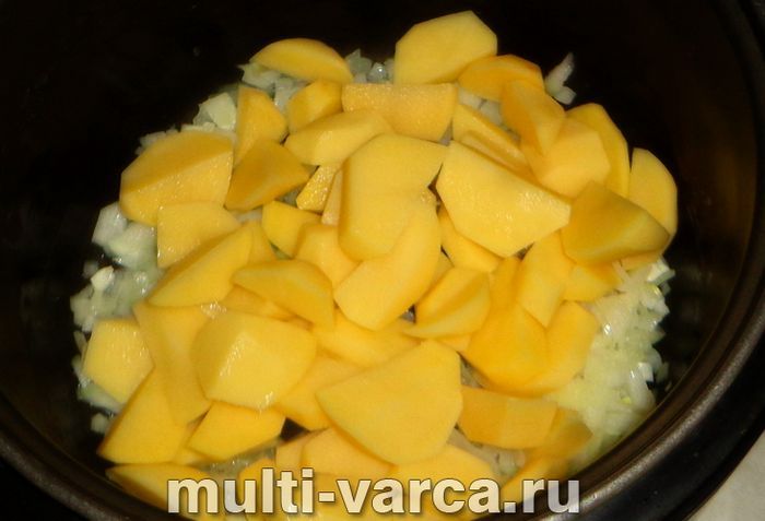 Картопля з перловкою в мультиварці