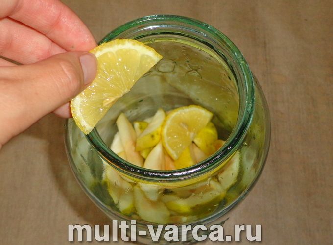 Компот із груш із лимоном на зиму