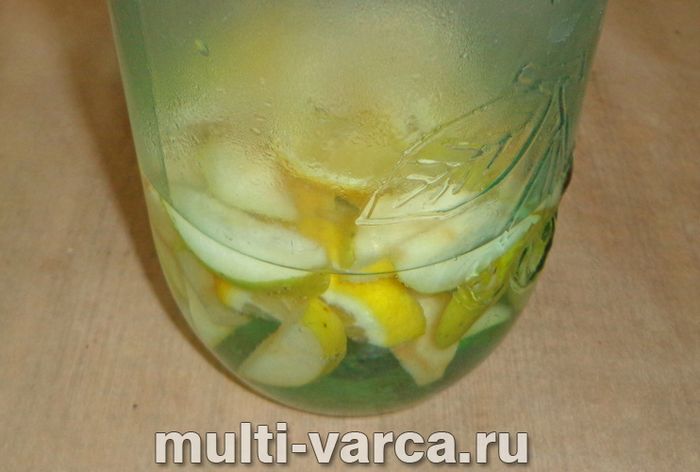 Компот із груш із лимоном на зиму
