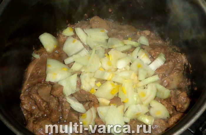 Куряча печінка в томатному соусі в мультиварці