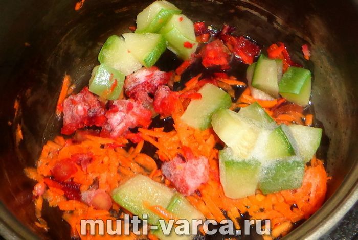 Курка із замороженими овочами в мультиварці