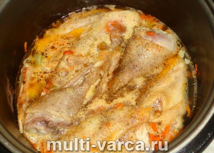 Курка із замороженими овочами в мультиварці