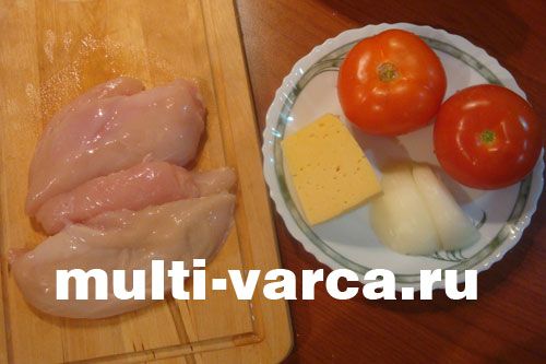 Курка, запечена під сиром і помідорами