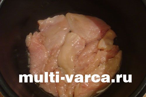 Курка, запечена під сиром і помідорами