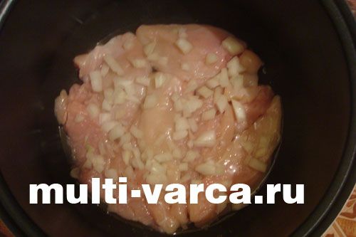 Курка, запечена під сиром і помідорами