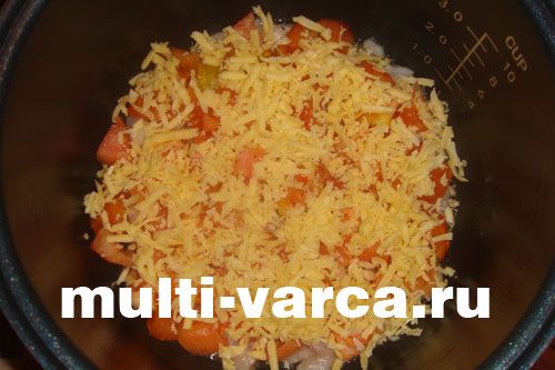 Курка, запечена під сиром і помідорами