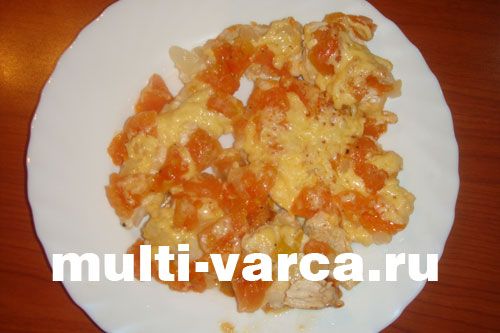 Курка, запечена під сиром і помідорами