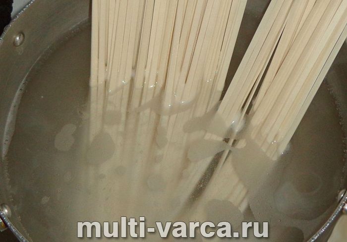Локшина з овочами в мультиварці