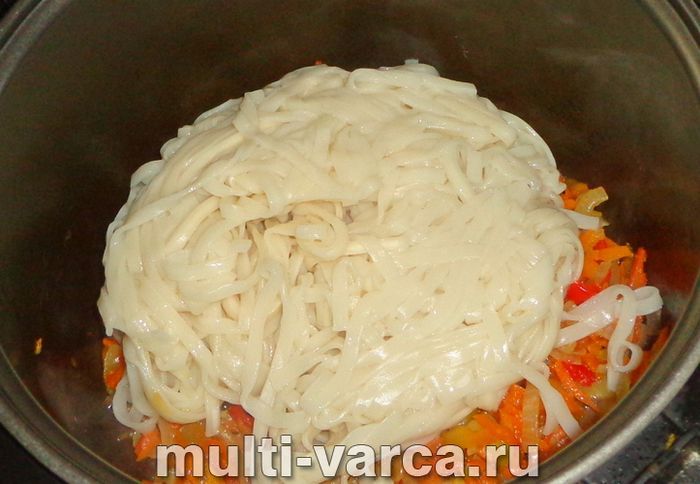 Локшина з овочами в мультиварці