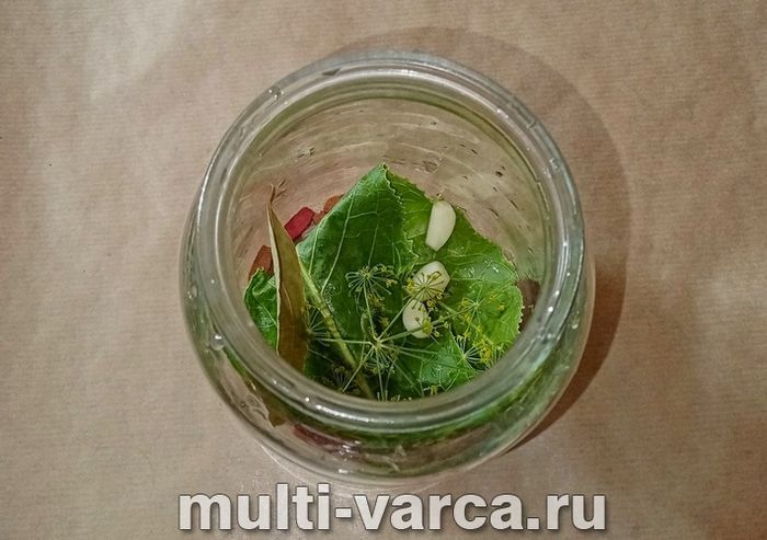 Огірки у виноградному листі на зиму