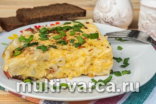 Омлет із макаронами та ковбасою