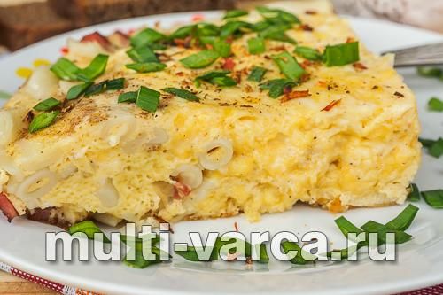 Омлет із макаронами та ковбасою