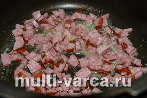 Омлет із макаронами та ковбасою