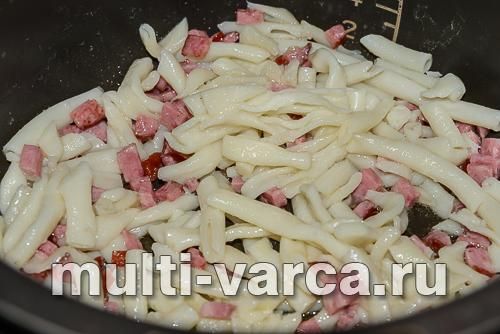 Омлет із макаронами та ковбасою