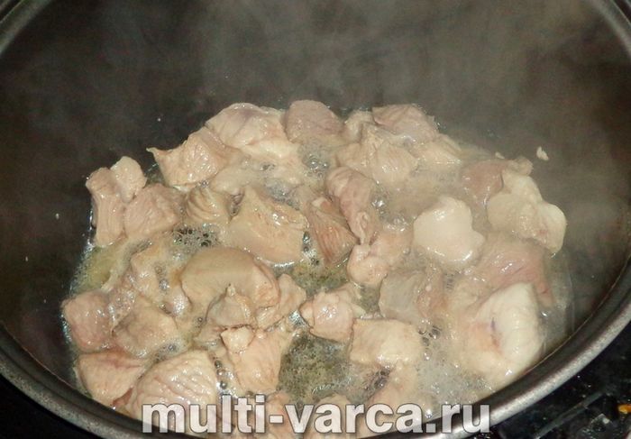 Печеня з індички з картоплею в мультиварці
