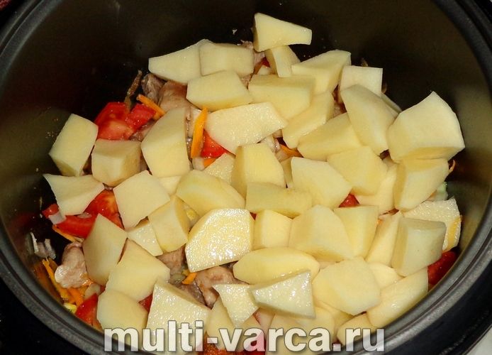 Печеня з індички з картоплею в мультиварці
